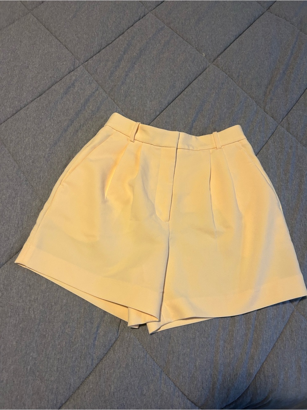 Abercrombie women’s High-Waist Pleated Women’s Shorts - Light Yellow